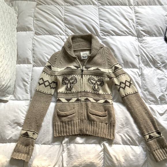 Sea-to-sky sweater. - Picture 1 of 2